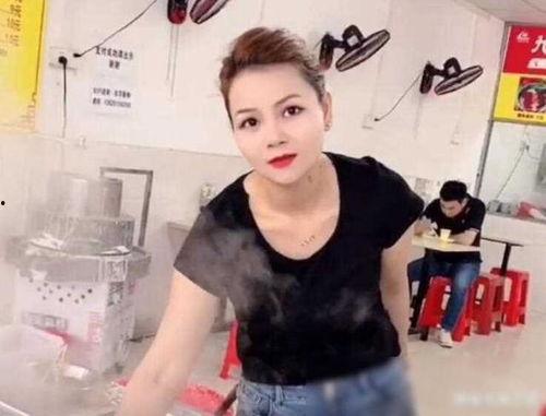 开裆女主播和男友,开裆女主播与男友的私密生活揭秘